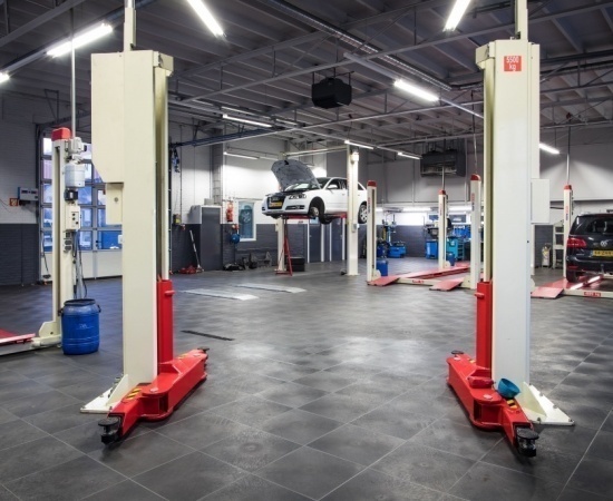 Der PVC-Klickfliesenboden ist ideal für Garagen und andere Werkstätten