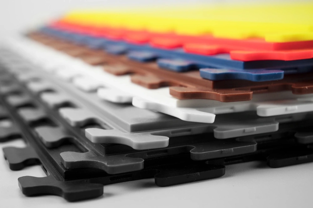 Fitnessb&ouml;den in verschiedenen Farben